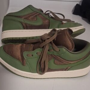Womens Green & Brown Low-Top Sneakers - Classic Casual Style